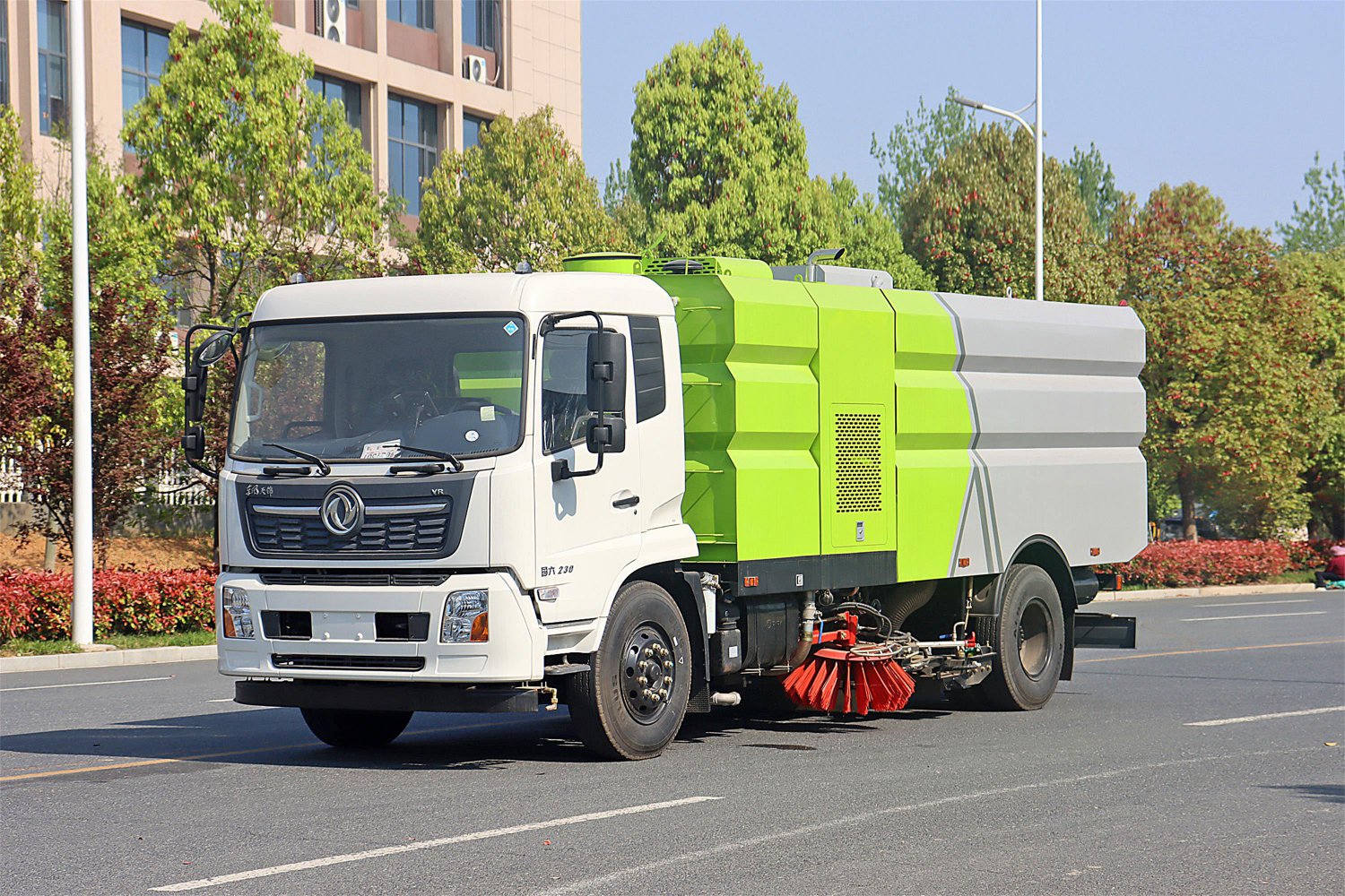 Dongfeng Tianjin Sweeper-Flusher: 9 m³ Water Tank, 7 m³ Dust Bin