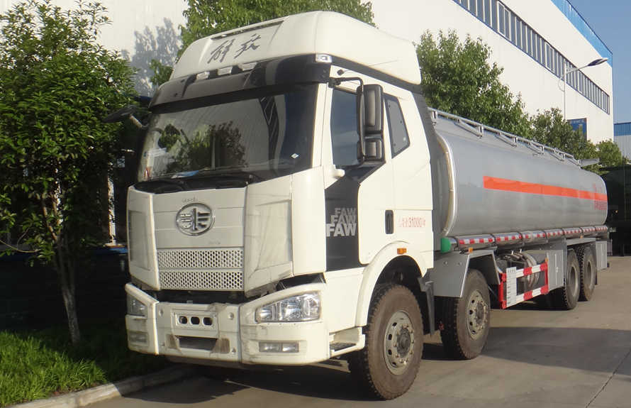 FAW Jiefang 4×2 + 8×4 (29-cubic-meter) Fuel Tanker